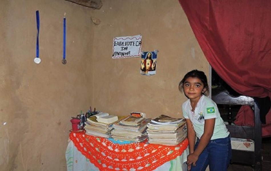 Criança de 8 anos após aprender a ler o gosto foi lanto pela leitura que montou uma minibiblioteca em casa