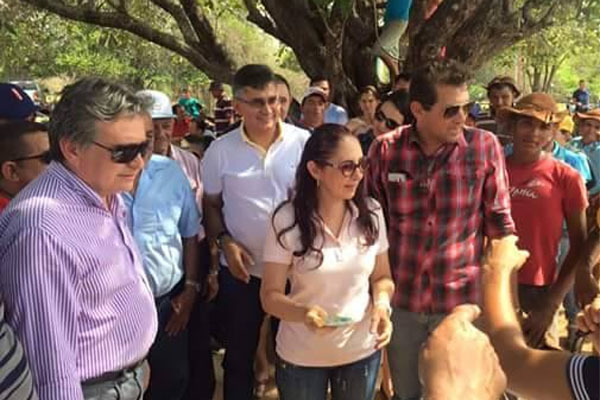 Prefeito Tonho Veríssimo acompanhado da deputada Liziê Coelho e Sec. de Mineração do Estado Luiz Coelho   (Crédito: Adones da Silva)