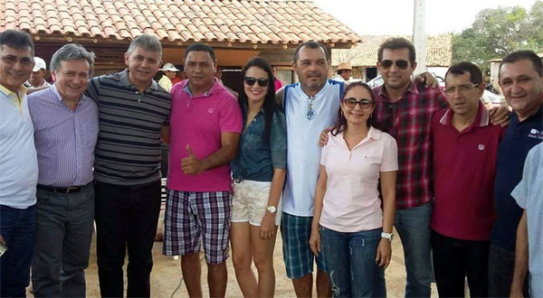 Prefeito Tonho Veríssimo com autoridades (Crédito: Adones da Silva)