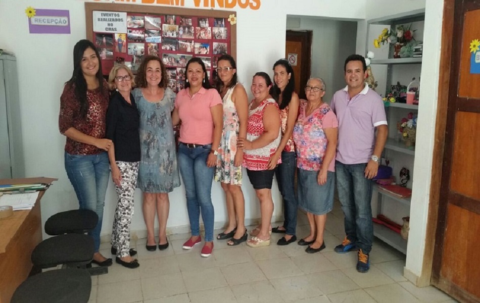 Equipe do CRAS se reúne com Prefeita para planejar ações para 2016