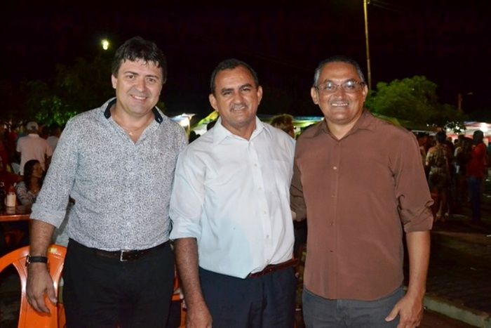 Prefeito Nonato Barbosa ao lado de amigos no aniversário de São João da Varjota-PI (Crédito: Portal Folha Atual)