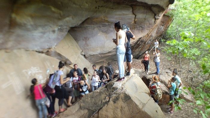 Alunos da UFPI visitam pinturas rupestres em Dom Expedito Lopes - Imagem 17