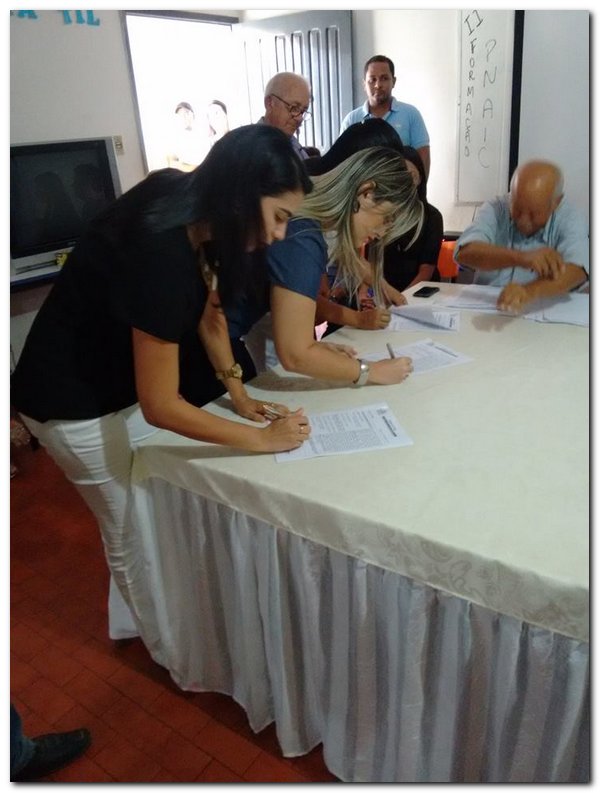 Prefeito Dr. Moura nomeia e empossa novos 28 funcionários - Imagem 21