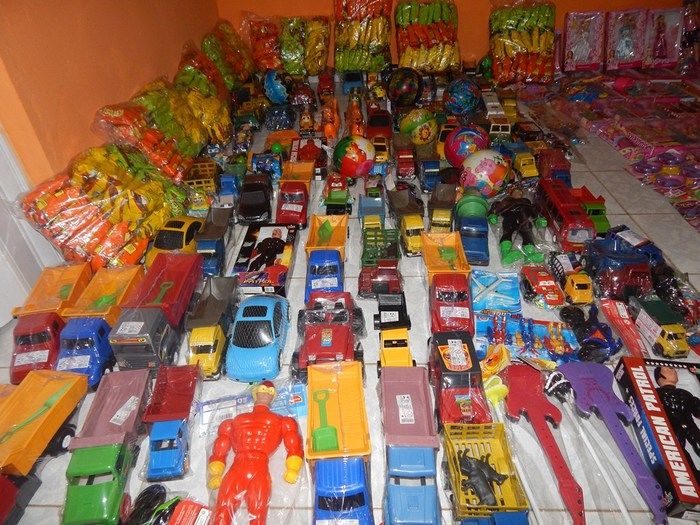 Casal realiza ação social para crianças carentes. - Imagem 4