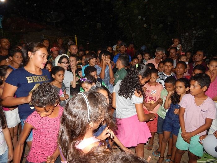 Casal realiza ação social para crianças carentes. - Imagem 22