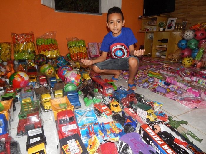 Casal realiza ação social para crianças carentes. - Imagem 5