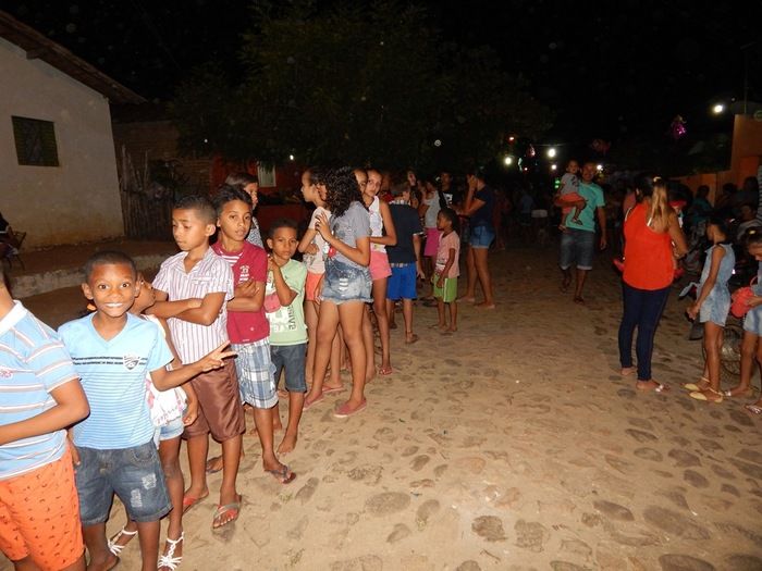 Casal realiza ação social para crianças carentes. - Imagem 13