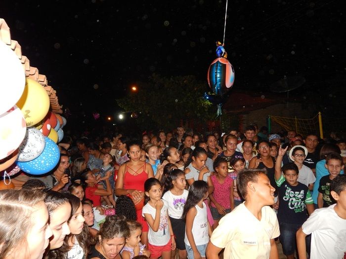 Casal realiza ação social para crianças carentes. - Imagem 21