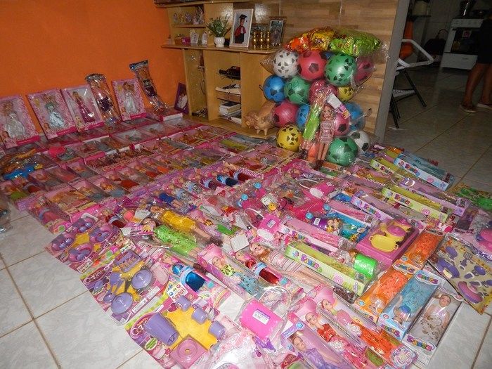 Casal realiza ação social para crianças carentes. - Imagem 6