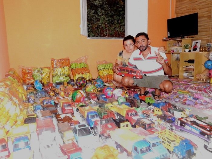 Casal realiza ação social para crianças carentes. - Imagem 9