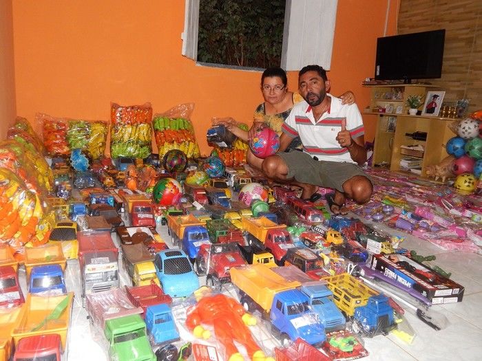 Casal realiza ação social para crianças carentes. - Imagem 10