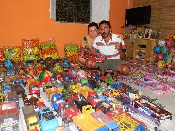 Casal realiza ação social para crianças carentes. - Imagem 8