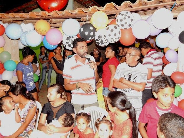 Casal realiza ação social para crianças carentes. - Imagem 16