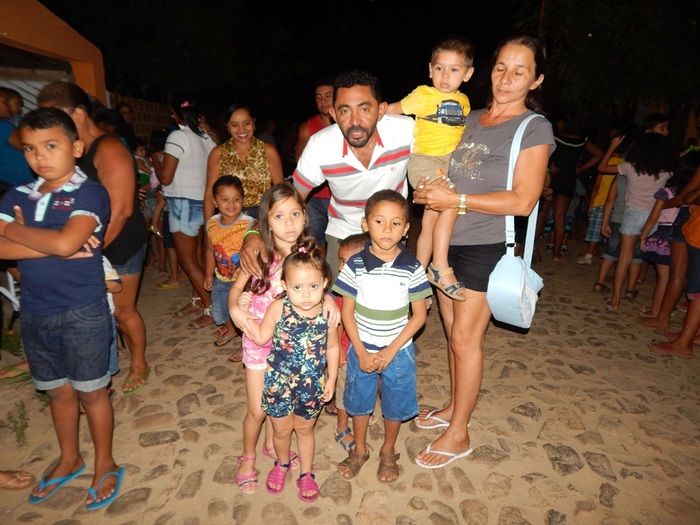 Casal realiza ação social para crianças carentes. - Imagem 14