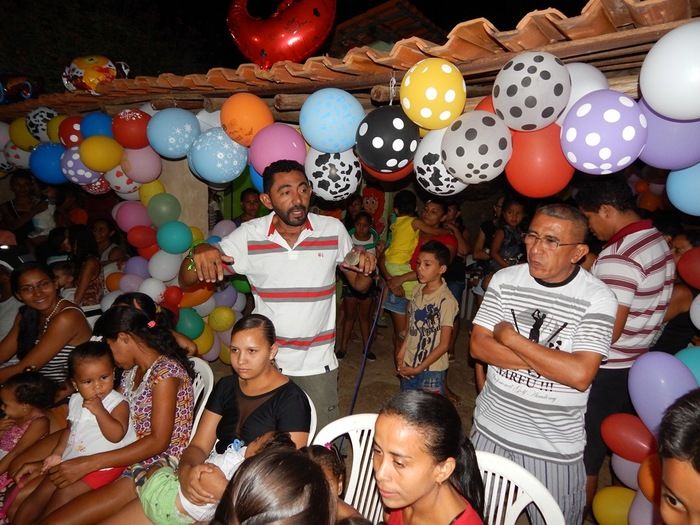 Casal realiza ação social para crianças carentes. - Imagem 17