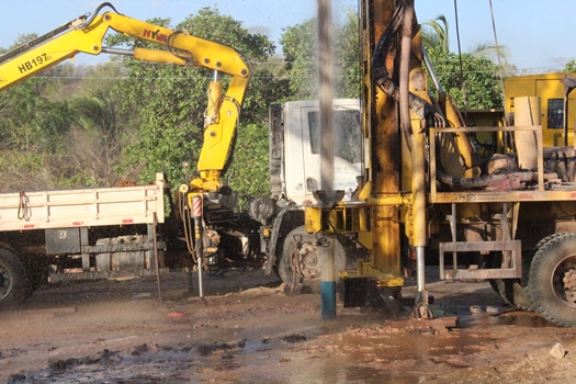 Momento em que a água jorra...alcance do lençol freática (Crédito: José Carlos da Silva)