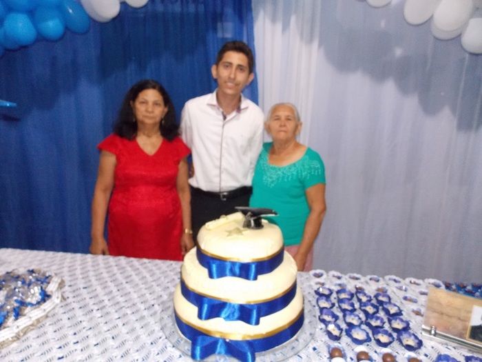 Jovens comemoram formatura com família e amigos. - Imagem 103