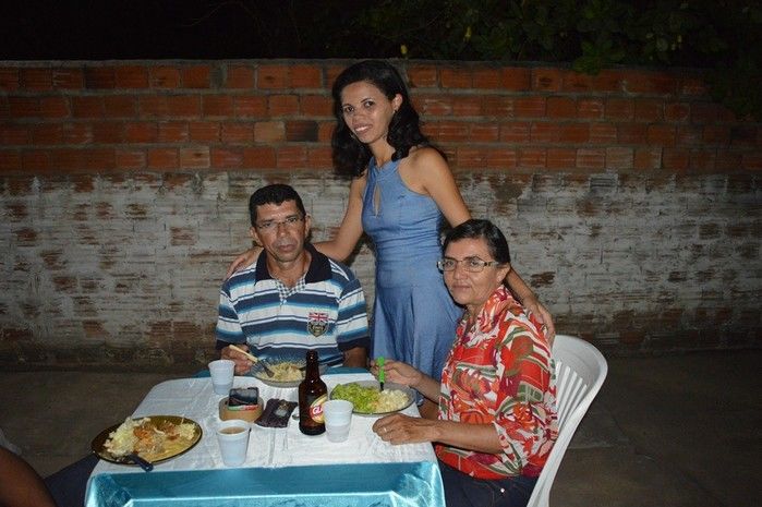 Jovens comemoram formatura com família e amigos. - Imagem 33