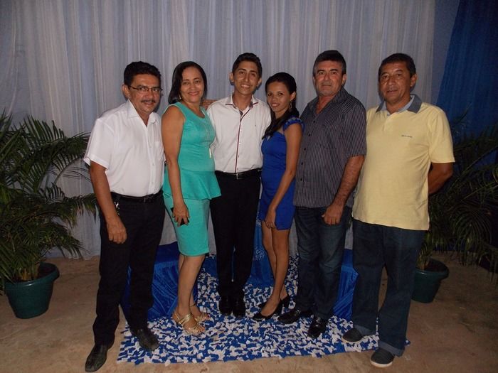 Jovens comemoram formatura com família e amigos. - Imagem 90