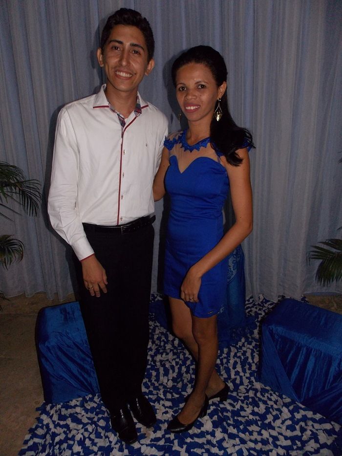 Jovens comemoram formatura com família e amigos. - Imagem 75