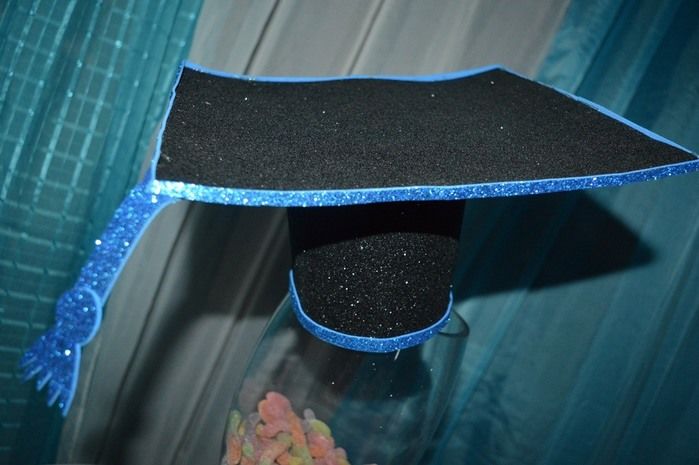 Jovens comemoram formatura com família e amigos. - Imagem 7