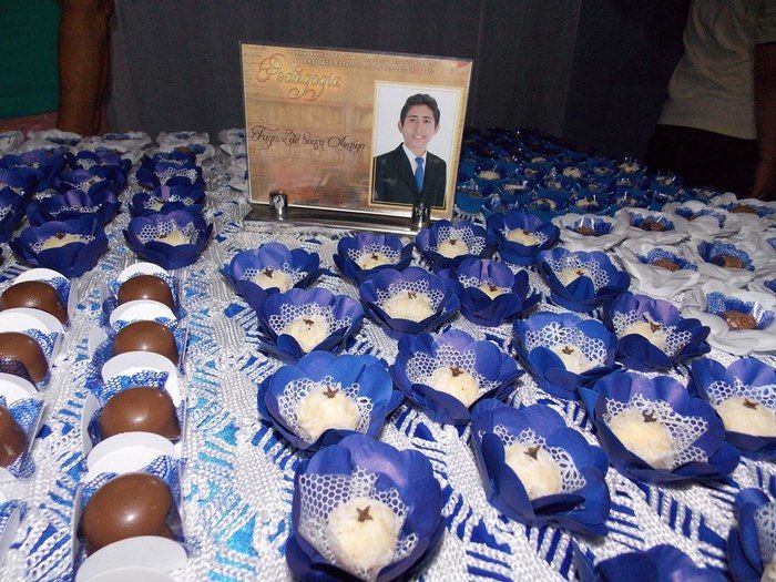 Jovens comemoram formatura com família e amigos. - Imagem 104