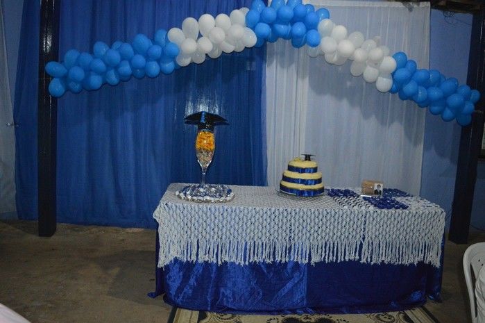 Jovens comemoram formatura com família e amigos. - Imagem 57