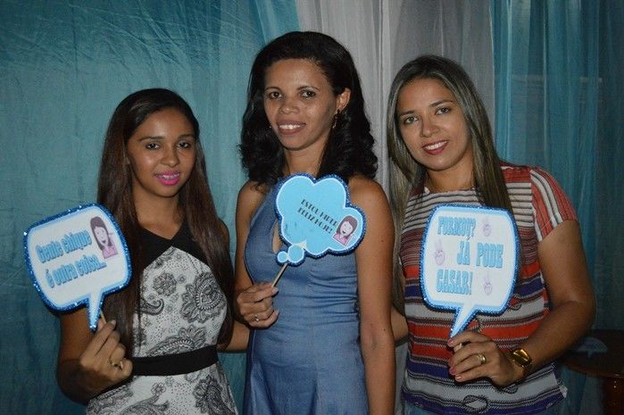 Jovens comemoram formatura com família e amigos. - Imagem 11
