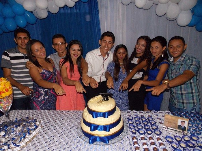 Jovens comemoram formatura com família e amigos. - Imagem 82