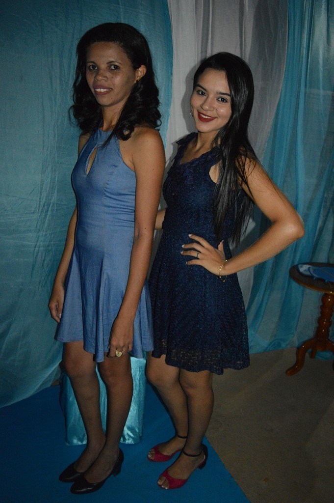 Jovens comemoram formatura com família e amigos. - Imagem 14