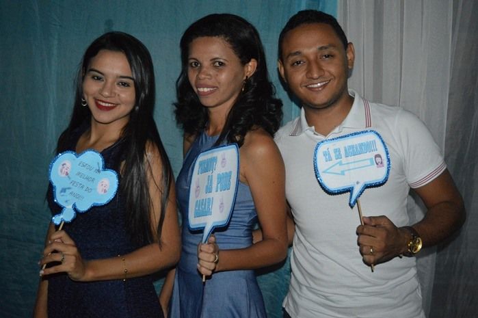 Jovens comemoram formatura com família e amigos. - Imagem 10