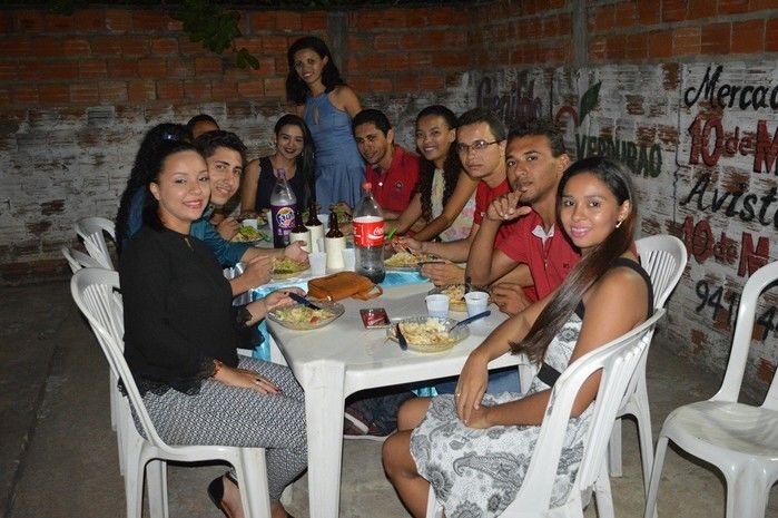 Jovens comemoram formatura com família e amigos. - Imagem 35