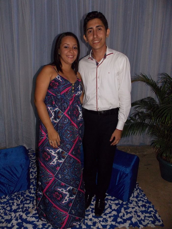 Jovens comemoram formatura com família e amigos. - Imagem 74