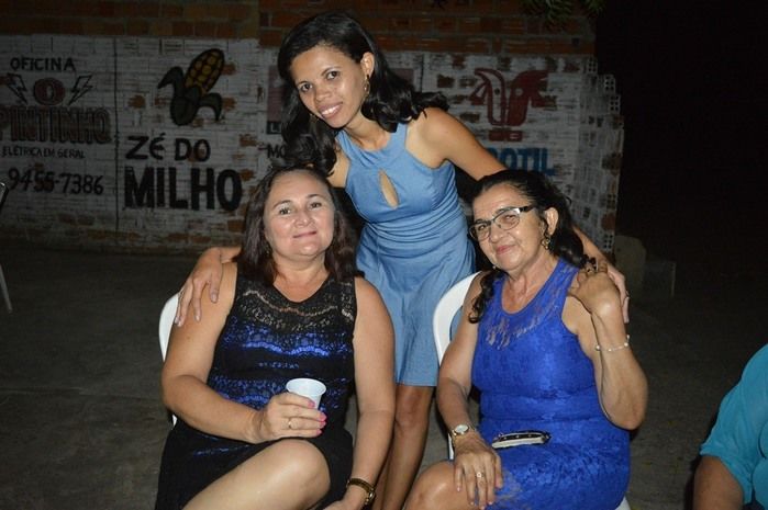 Jovens comemoram formatura com família e amigos. - Imagem 49