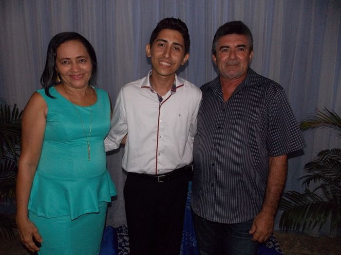 Jovens comemoram formatura com família e amigos. - Imagem 86