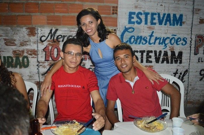 Jovens comemoram formatura com família e amigos. - Imagem 40