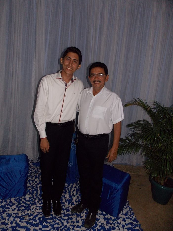 Jovens comemoram formatura com família e amigos. - Imagem 87