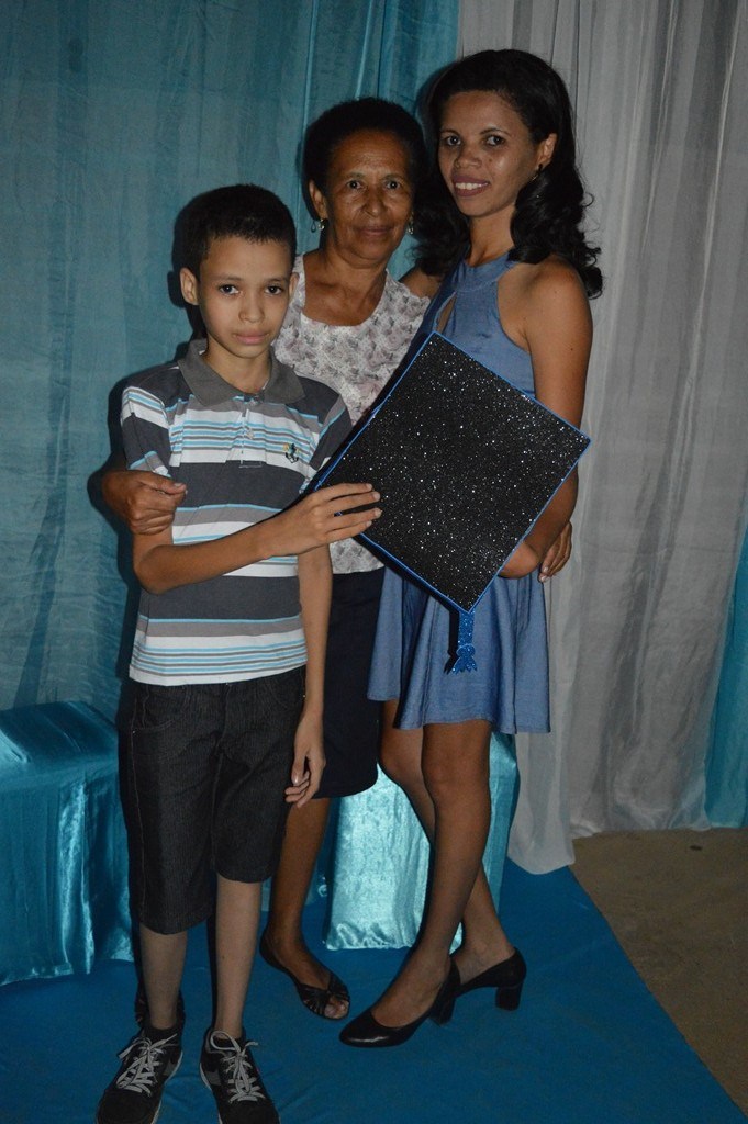 Jovens comemoram formatura com família e amigos. - Imagem 46