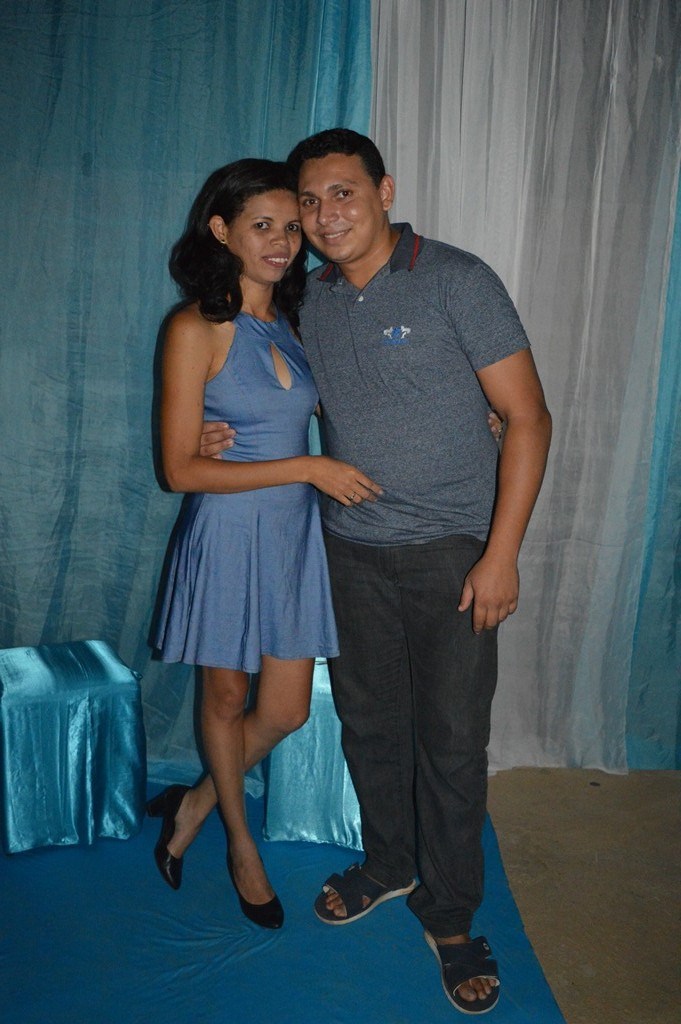 Jovens comemoram formatura com família e amigos. - Imagem 30