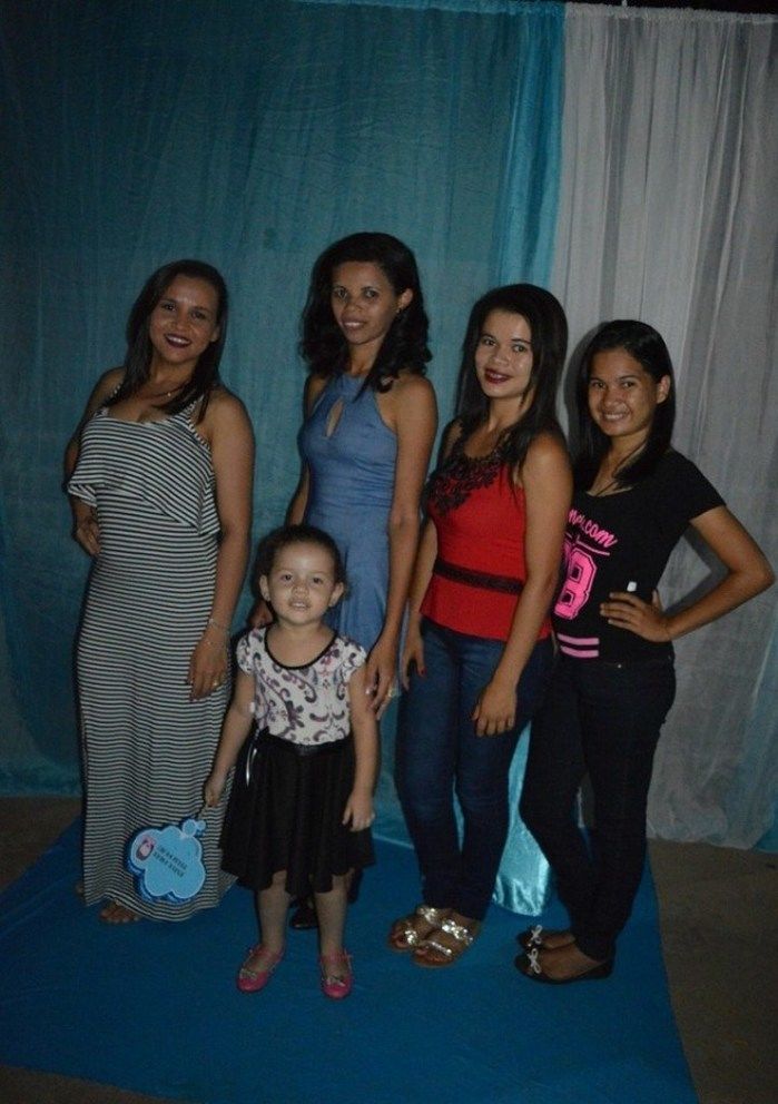 Jovens comemoram formatura com família e amigos. - Imagem 16