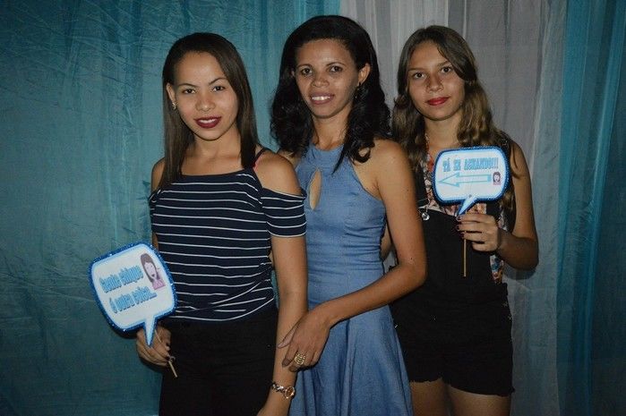 Jovens comemoram formatura com família e amigos. - Imagem 25
