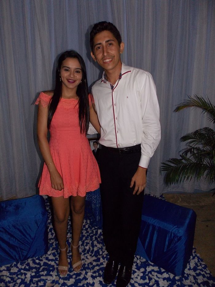 Jovens comemoram formatura com família e amigos. - Imagem 79