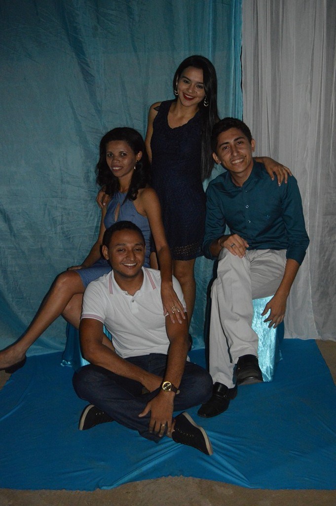 Jovens comemoram formatura com família e amigos. - Imagem 20