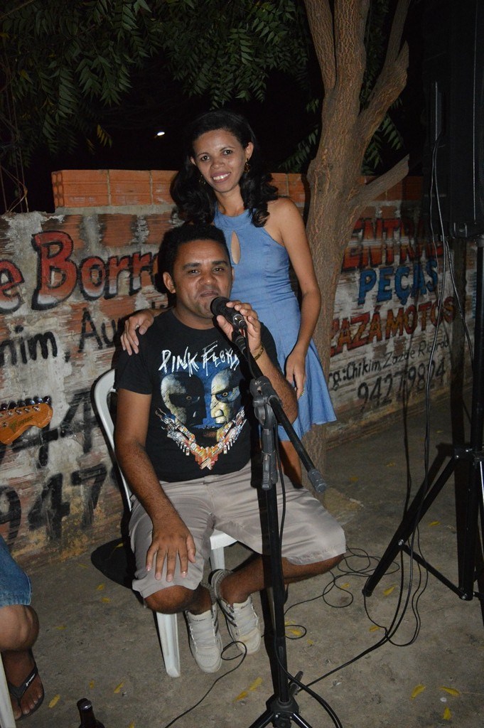 Jovens comemoram formatura com família e amigos. - Imagem 45