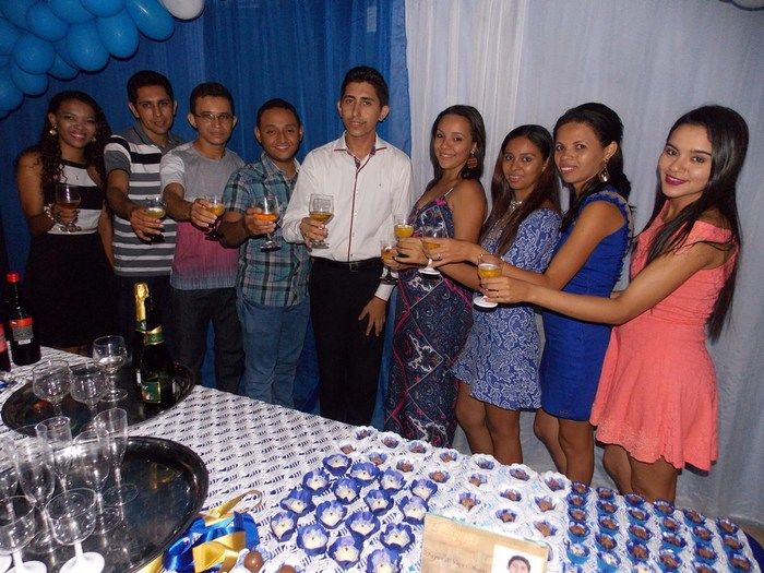 Jovens comemoram formatura com família e amigos. - Imagem 108