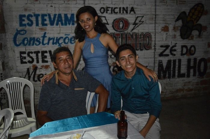 Jovens comemoram formatura com família e amigos. - Imagem 48
