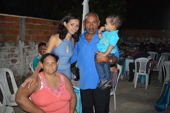 Jovens comemoram formatura com família e amigos. - Imagem 31