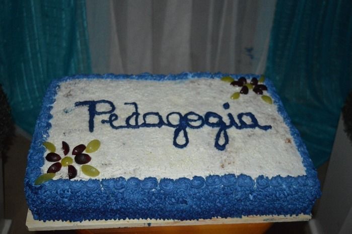 Jovens comemoram formatura com família e amigos. - Imagem 2