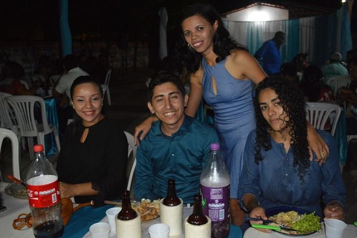 Jovens comemoram formatura com família e amigos. - Imagem 37