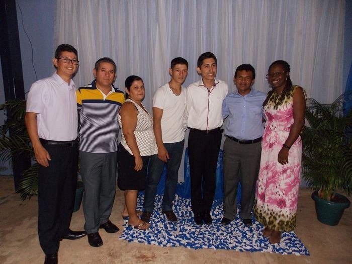 Jovens comemoram formatura com família e amigos. - Imagem 96